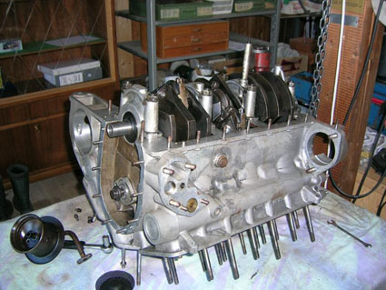 Aufgeschraubter Motor einer Lancia Aurelia B12