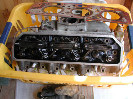 Aufgeschraubter Motor einer Lancia Aurelia B12