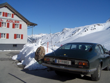 Classic Skiing: Lancia vor Hotel
