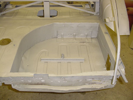 Lancia Flaminia Restaurierung: Sandstrahlen und Grundierung
