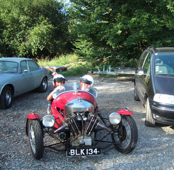 Voralpen Classic 2011: Großes Bild vom kleinsten Mobil - Morgan Threewheeler - der Aston blieb zu Hause.