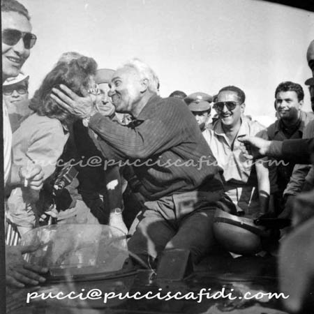 Italienische Straßenrennen: Isabella Taruffi beglückwünscht ihren Piero bei der Zielankunft 1954