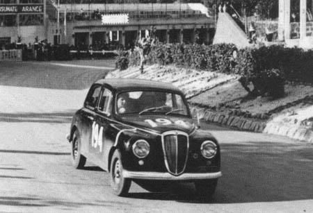 Italienische Straßenrennen: 1957 - Piero Taruffi mit Frau Isabella Zweite hinter einer Alfa Romeo Giulia