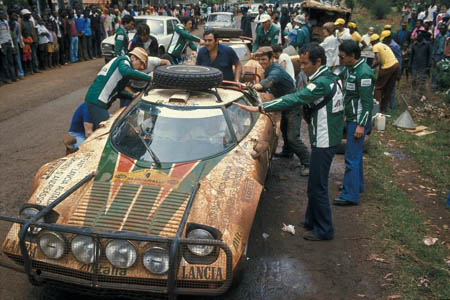 Rallye in Ostafrika: 1977 - Lampinen/Andreasson - Service mit C. Fiorio und M. Mannucci