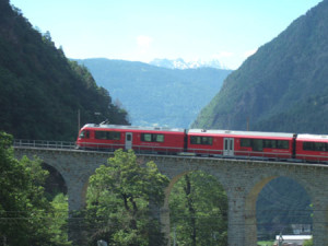 Lancia Club Suisse Frühlingstreffen: Die Rhätische Bahn bei Brusio - 700% Steigung. 40 m Radius - einmalig!
