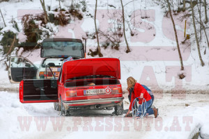 Winterrallye Steiermark 2015: Schneekettenanlegen ist sichtlich Frauensache!