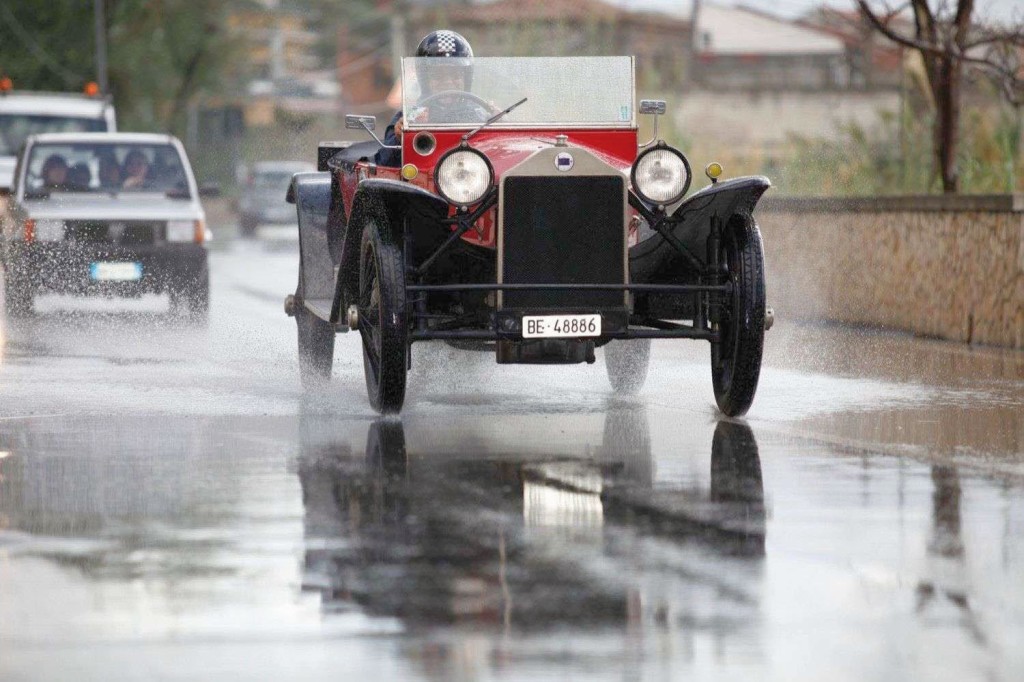 Die 1922 präsentierte Lambda von Lancia war ihrer Zeit weit voraus. Sie verfügte als erstes in Serie gefertigtes Automobil über eine selbsttragende Carrosserie sowie über Einzelradaufhängung an der Vorderachse. 