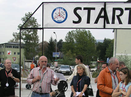 Salz und Öl Rallye: Dr. Pierer, Organisator und Leiter der Veranstaltung, beim Start