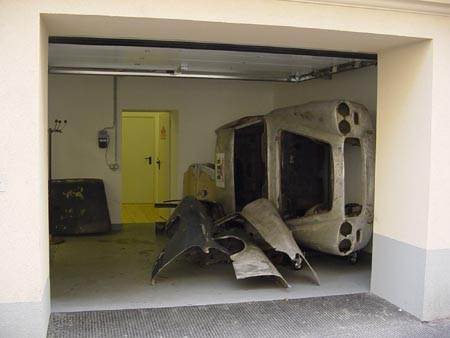 Lancia Flaminia Restaurierung: Teile und Teilsespender warten auf Verwendung