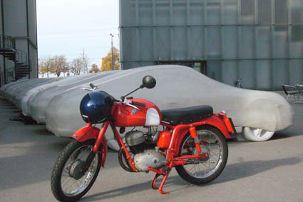 In Gesellschaft einer fahrbereiten MV Agusta eines Harder Ex-Lancista