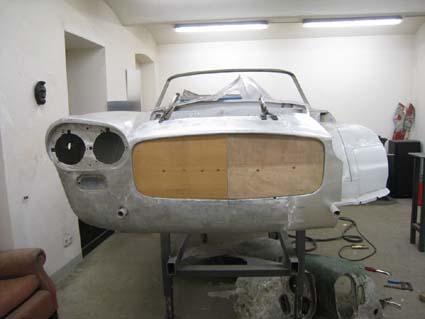 Lancia Flaminia Restaurierung: Holzschablone: Der Tischler war schnell zur Stelle und ...
