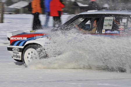 Historic Ice Trophy 2010: Der Besucher aus der Schweiz lässt es stauben ...