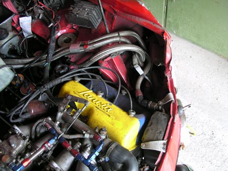 Etwas gedrängter als üblich im vorderen Motorraum
