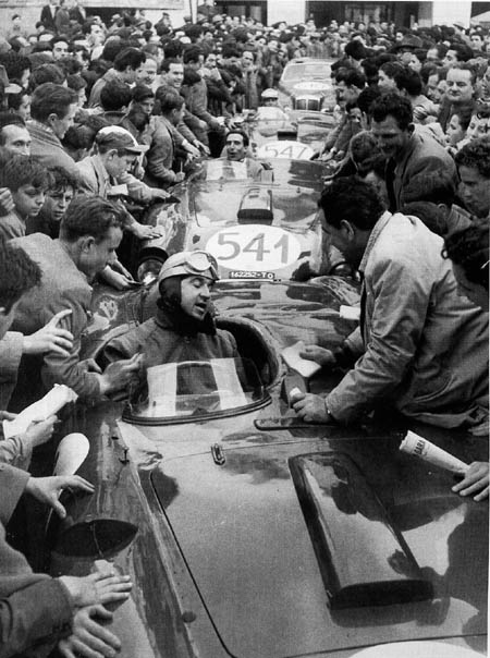 Italienische Straßenrennen: Vor dem Start in Brescia 1954 - Ascari im Spalier der Fans