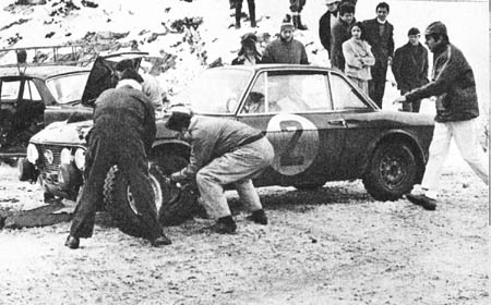 Lancia Fulvia im Schnee - Sanremo 1969: Aaltonen/Liddon - 2. Platz. Reifenwechsel in der SP