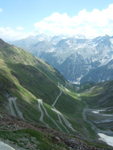 Rallye-Helden der Vormoderne: Abfahrt vom Stilfser Joch nach Bormio - 50 Kehren in der 4. Nacht mit 49,8 km/h Schnitt